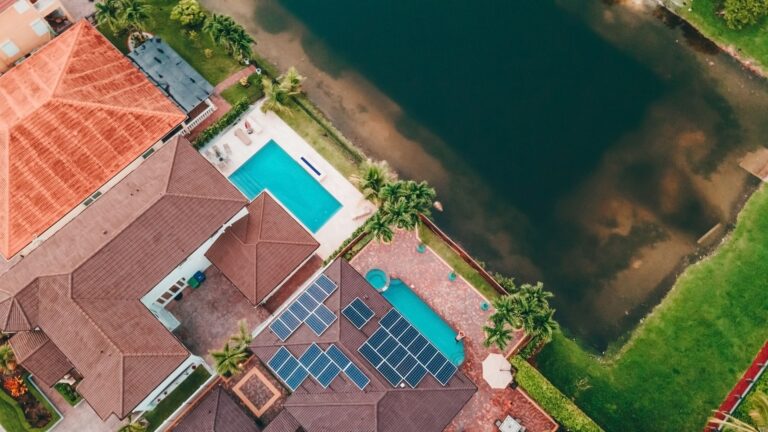Combien de panneaux solaires pour faire fonctionner une pompe de piscine ?