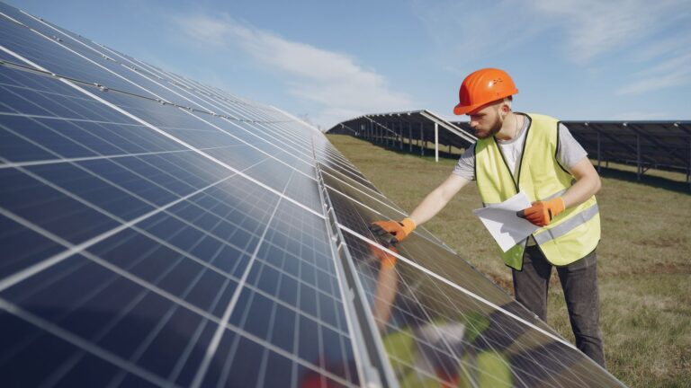Comment tester un panneau solaire 12 V : méthode simple et efficace