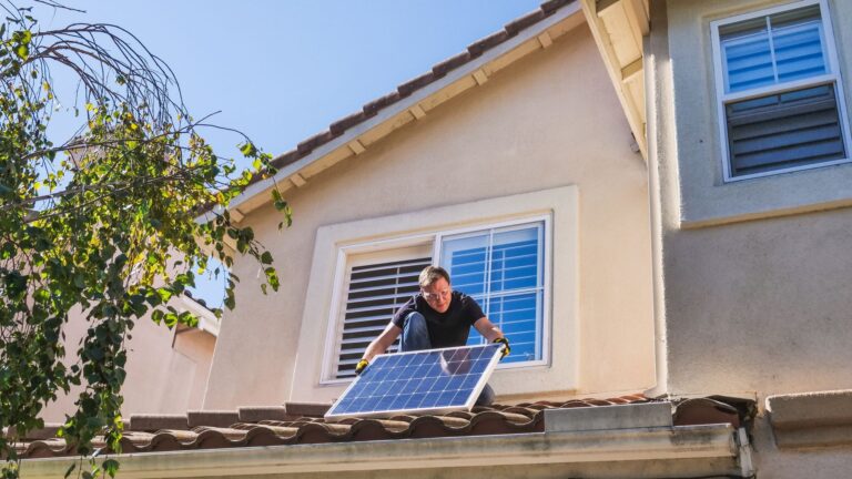 Étapes simples pour installer un kit solaire plug-and-play chez soi
