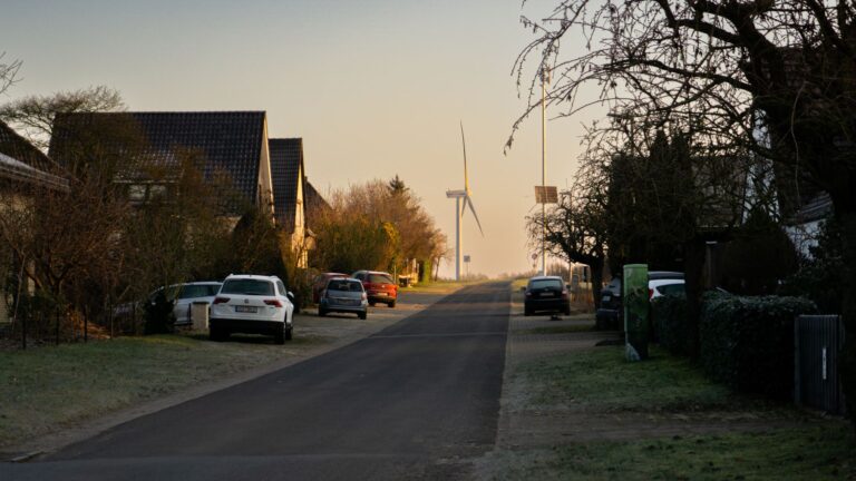 Petite éolienne dans un jardin particulier : quelle réglementation en 2026 ?